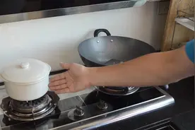 为啥燃气灶左边不能炒菜？听了灶具安装老师傅的分析，恍然大悟图片