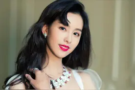 陈都灵真不愧是“南航校花”，穿吊带鱼尾裙配长卷发，气质太惊艳图片