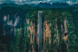 百龙天梯气势恢弘，垂直高差335米，运行高度326米图片