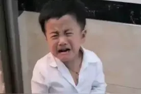 儿子献殷勤给爸搓澡，却被爸无情赶出，看到儿子搓澡工具妈妈笑翻图片