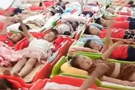 “睡着的小朋友举手”幼儿园老师刚说完，就被孩子们的举动萌到了图片