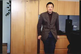 这位华裔珍藏着一双旧鞋！20年前的今天，它在纽约世贸中心救了他图片