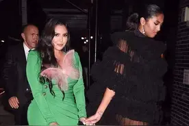 科比遗孀一身低胸绿裙好性感！和18岁女儿出席派对，女儿黑裙更美图片