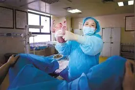 为何刚生完娃，护士就抱宝宝给产妇看并问“是男是女？”别有目的图片