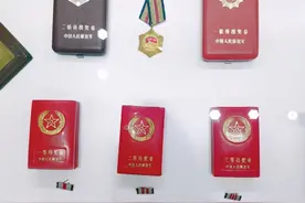 沈阳军功章博物馆收藏1000多枚军功章，数量“民间第一多”，收藏者却没当过兵图片
