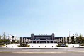 我国距离市区最远的高铁站，相距100公里，众网友呼吁其尽快改名图片