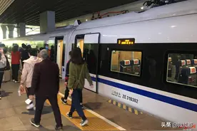 国内首条跨省环线高铁从成都发车 全程一等座票价861元图片