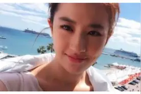 网红版“刘亦菲”火了！农村菜园自拍，网友：你比刘亦菲还刘亦菲图片