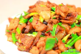传统名菜“回锅肉”家的味道，厨师长教你做法和技巧，香而不腻图片