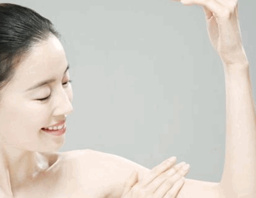 洗澡后涂身体乳搓泥