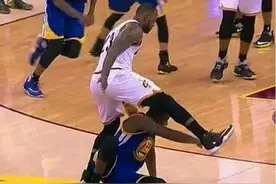 NBA那些著名的胯下之辱！詹姆斯跨格林，科比骑霍华德头上扣篮图片