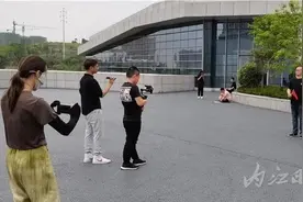 一曲赞歌颂党恩！内江这个“快闪”气氛热烈——图片