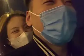 四川一男子在电动车上向女友求婚，女生的回答让网友纷纷羡慕图片