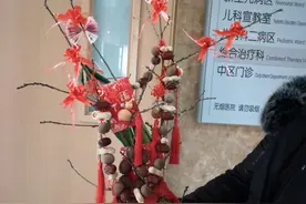 去医院送饭拍的，山东烟台这样拿着桃树枝在医院迎接新生宝宝回家图片