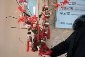 去医院送饭拍的，山东烟台这样拿着桃树枝在医院迎接新生宝宝回家图片