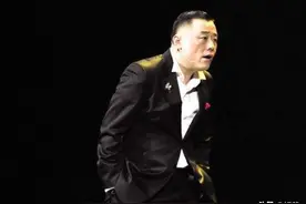 受“吸毒”丑闻困扰，宣布暂退舞台的周立波，又一次开始谋划复出图片