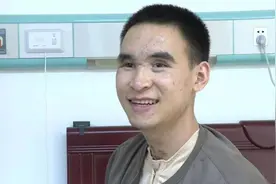 永远微笑的杜富国 抱着妈妈哭了……图片