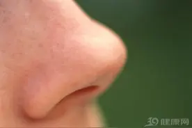 鼻毛旺盛长得“窜”出来，还有白鼻毛，能拔掉吗？都暗示什么？图片