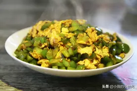 下饭神器拌面小能手，维C之王柿子椒配黄豆酱炒鸡蛋，在家轻松做图片