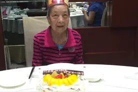 离别的车站 妈妈的飞吻图片