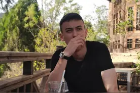 “玉兔精”李玲玉晒混血儿子，高大帅气不输明星，两人同框似姐弟图片