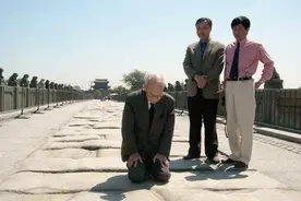 一个日本老兵来到中国谢罪，三次下跪乞求原谅图片