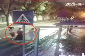 大快人心！赤裸男半夜戴口罩尾随少女，欲行不轨不成反遭暴打！图片