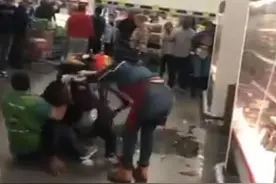 美国超市里出现不团结的一幕，抢商品时发生冲突，让人担忧图片