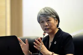 孩子玩手机上瘾？父母不用打骂，学会3招，让娃心甘情愿放下手机图片