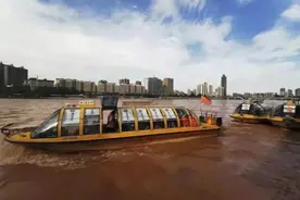 黄河兰州段主城区水上巴士游船恢复运营图片