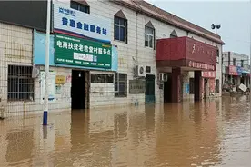 巩义荥阳凌晨出现大暴雨，一村庄两次受灾积水至腰部图片