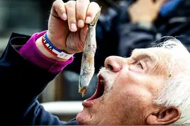 “生化武器”鲱鱼罐头，稳坐臭界的头把交椅，瑞典却狂吃800吨图片