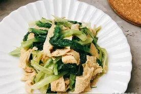 小白菜炒豆皮、韩式拌杂菜、味増鲑鱼白菜锅，三道美味营养下饭菜图片