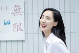 王智穿白衬衫搭红色复古波点裙，背相机笑容灿烂元气满满图片