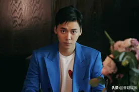 李易峰现身横店，工作间隙在室外吸烟，动作熟练被调侃“老烟民”图片