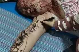 熊孩子在爸爸身体画画，洗都洗不掉：感谢儿子让我放了一天假图片