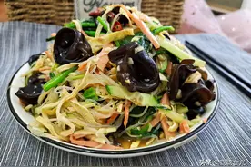年夜饭用10种蔬菜做“什锦菜”，寓意十全十美，前程似锦图片
