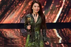 有种友谊叫SHE！田馥甄夺歌后，任家萱陈嘉桦双双暴哭夜奔庆功图片