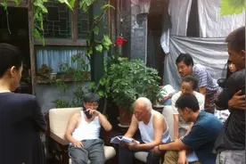 《正阳门下》片场照，导演与倪大红碰杯，朱亚文与魏小军合影图片