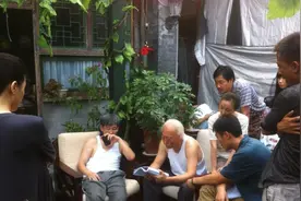 《正阳门下》片场照，导演与倪大红碰杯，朱亚文与魏小军合影图片
