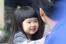 记得曹格的"丑女儿"吗？如今10岁长成小天使，网友：逆袭成功图片