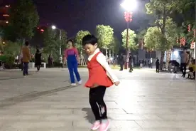 4岁小女孩广场学摇胯《一晃就老了》太有趣了，分享给大家！视频封面