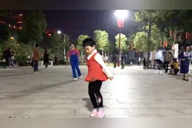 4岁小女孩广场学摇胯《一晃就老了》太有趣了，分享给大家！视频封面