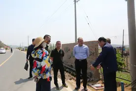 龙潭区长仲秋野到缸窑镇、大口钦满族镇入户了解改厕排查整改情况图片
