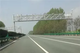 高速龙门架为何是事故高发地？有些司机都会突然减速，导致追尾图片