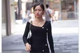 街拍美女:着急上班，衣服坏了都没时间处理，将就着穿吧图片