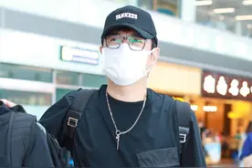 沈腾瘦了！戴大金链子现身机场，貌似减肥成功，皮肤雪白很抢镜图片