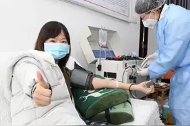 捐献血浆！刚刚康复，他们又以这样的方式继续战“疫”图片