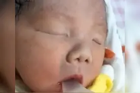 刚出生的婴儿因吮吸奶嘴“有模有样”火了，网友：别被外表所欺骗图片