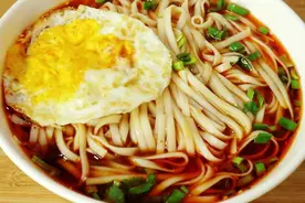 早晨就爱这样做面条，酸辣开胃，营养美味，5分钟搞定全家人早餐图片